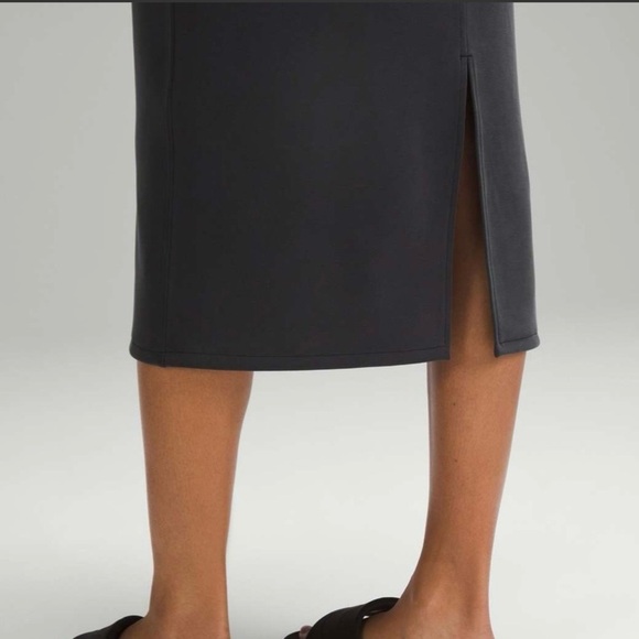 Lululemon sz 6 Softstreme High-Rise Midi Skirt
Black, new without tags - Picture 11 of 13
